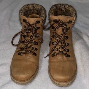 Mountain Sole Lace - Up Tan Boots with Fur Lining